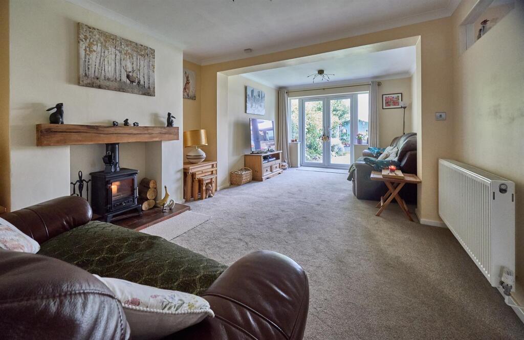 Lounge to Rear