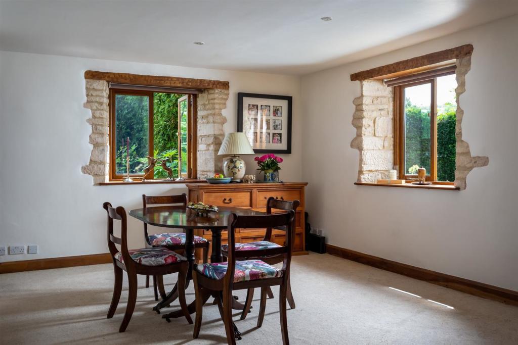 14 - Hillacres - GL53 9NS - Web.jpg