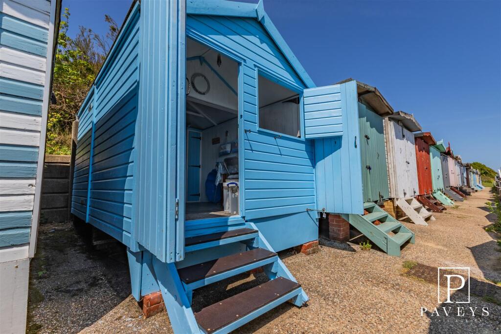 BEACH HUT