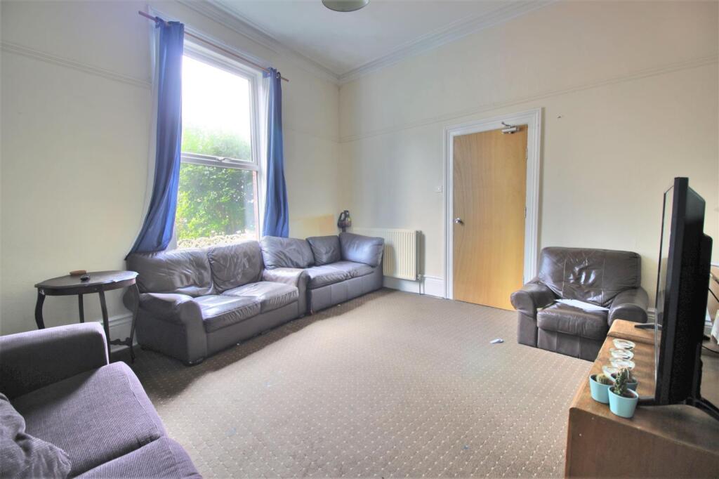 Lounge 1.jpg