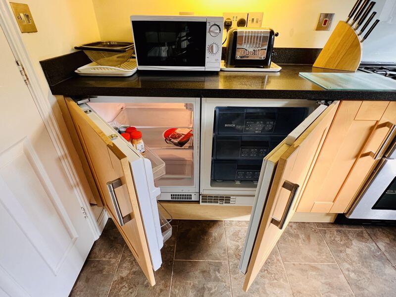 Integrated fridge and freezer