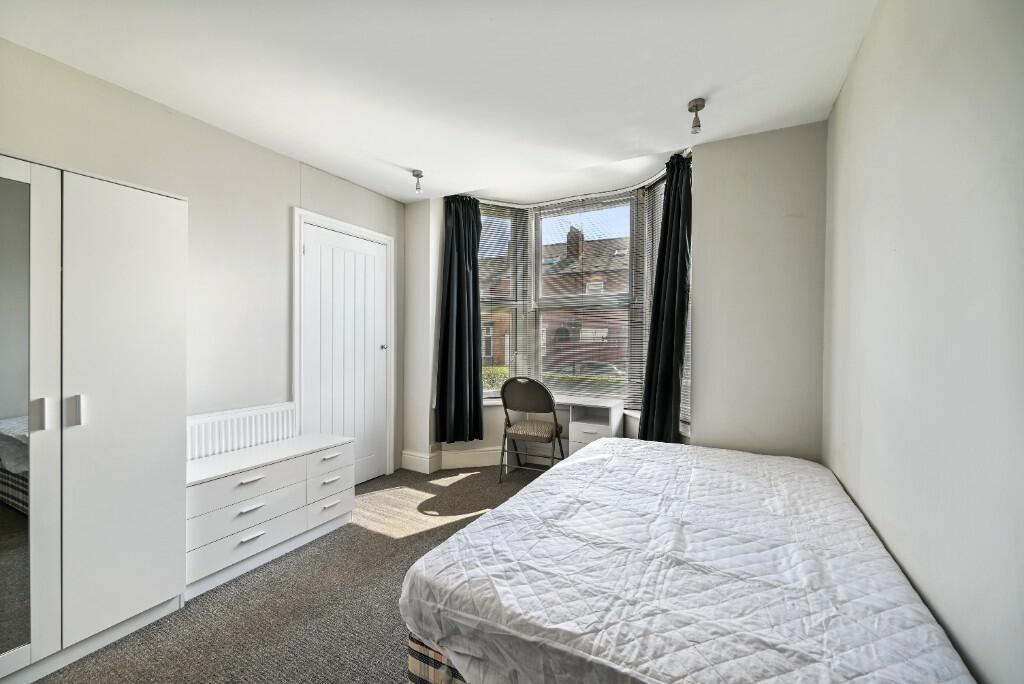 Bright and tidy single bedroom featuring a larg...