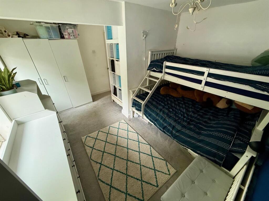 RR46 Bed3.jpg
