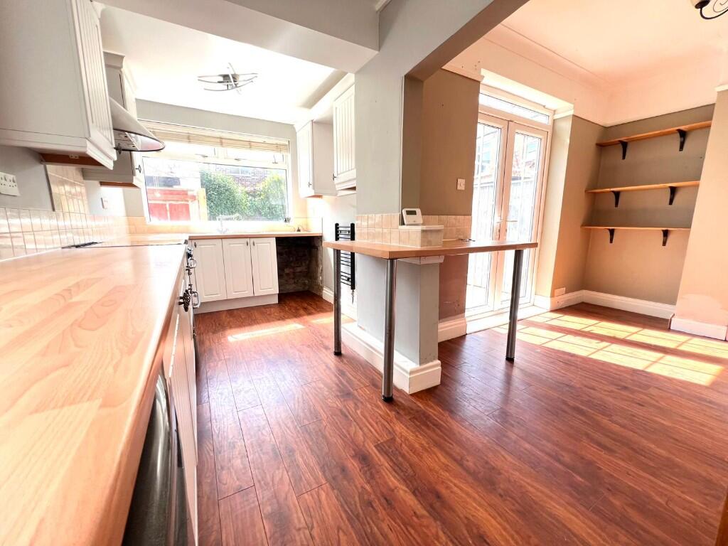 FITTED KITCHEN