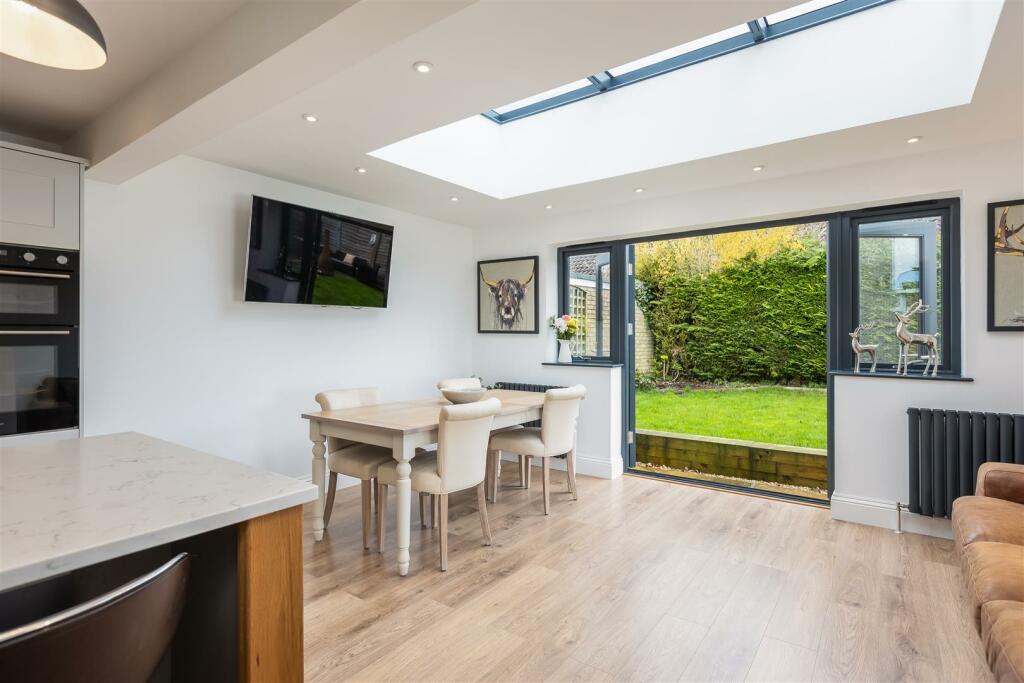 Farmanby Close 61 Kitchen-2.jpg