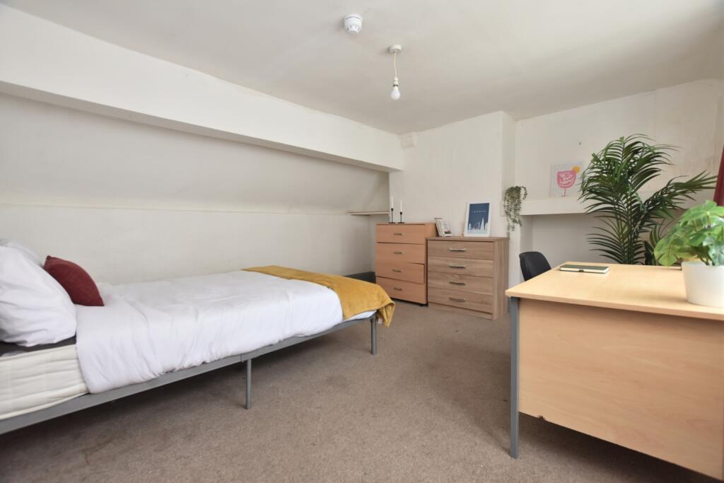 Room 8 (2)