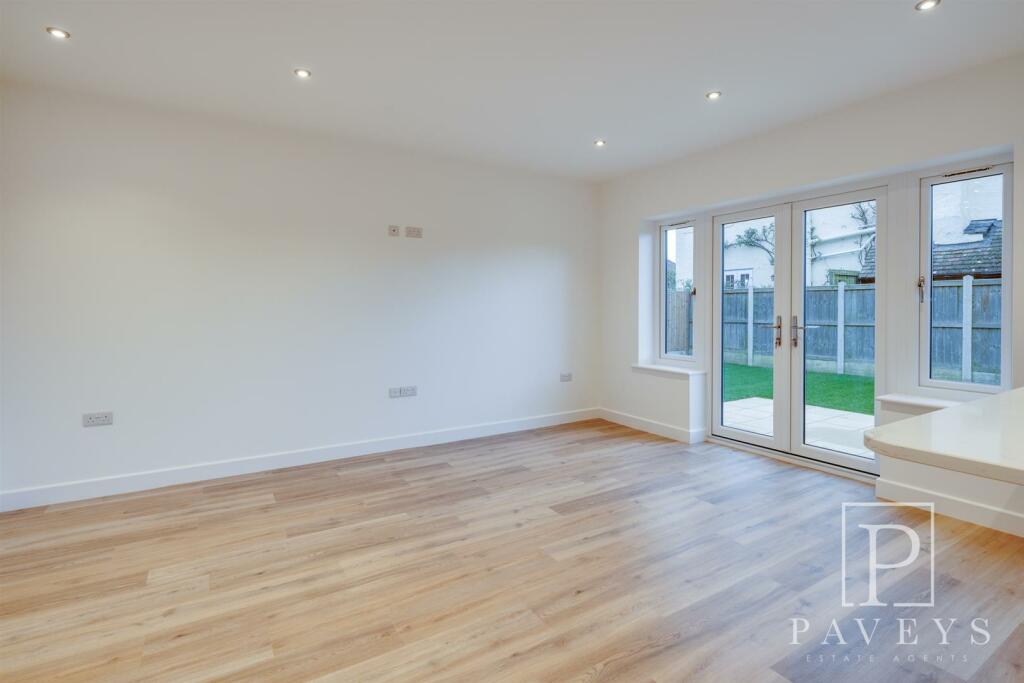 LOUNGE KITCHEN/DINING ROOM