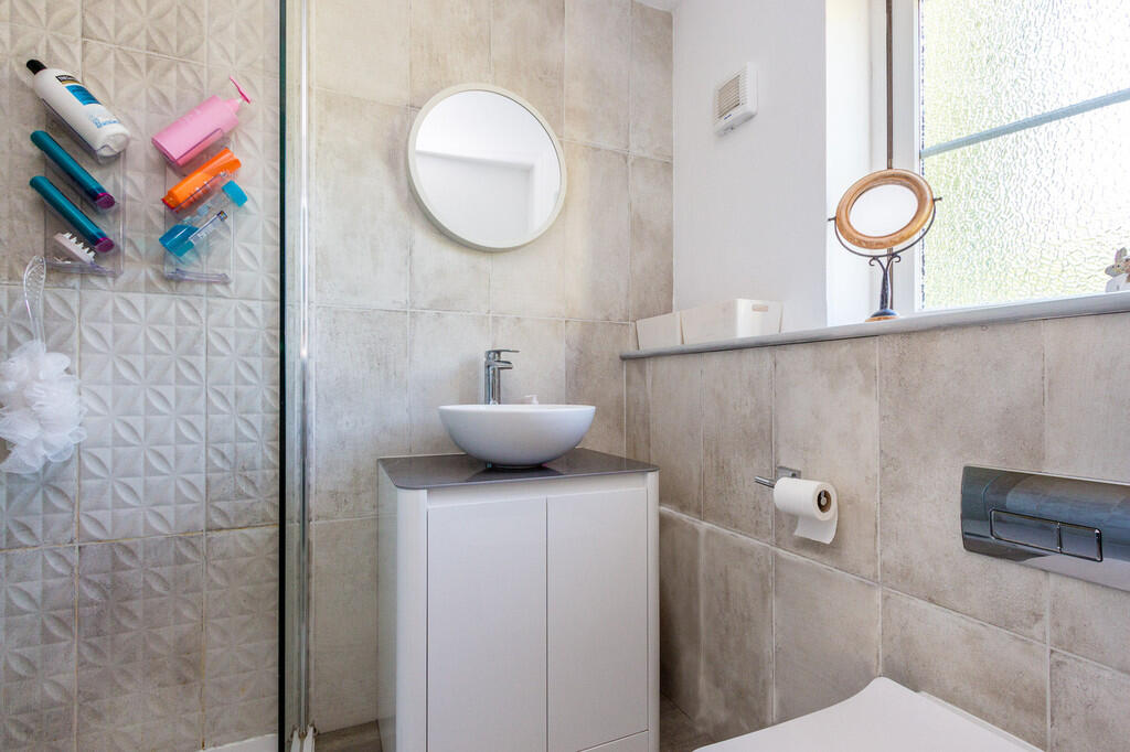 Ensuite shower ro...