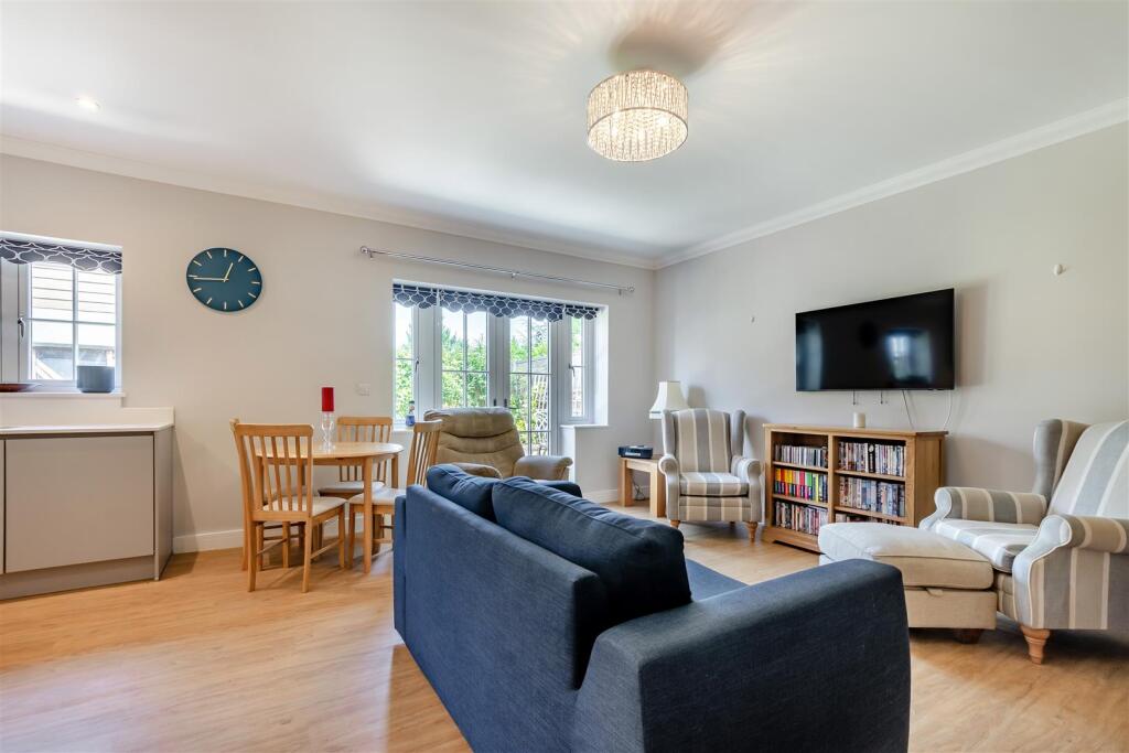 Lounge/Dining/Kitchen Area