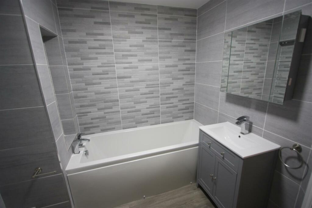 3 Lower Barn Court Bathroom