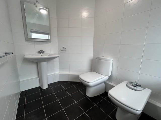 LOUISE BATHROOM2.jpg