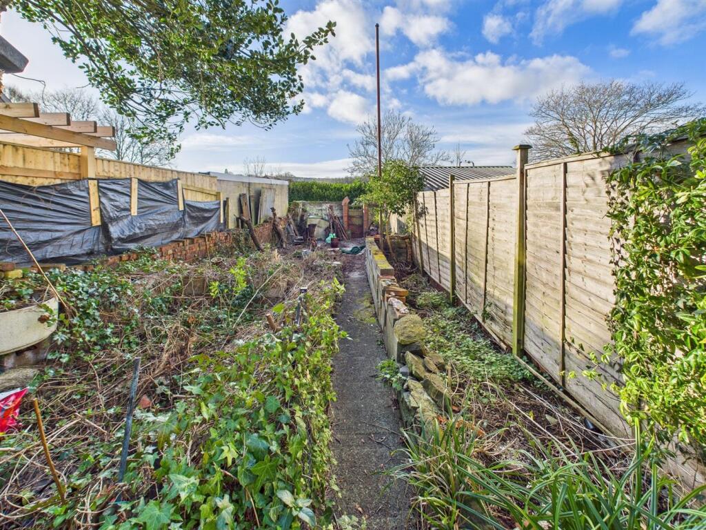 10 - Thee bed mid-terraced house.jpg