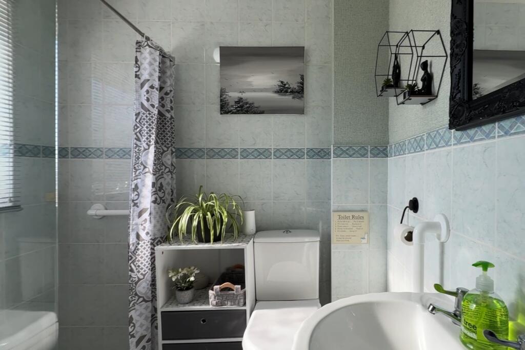 321 High Rd Shower Room