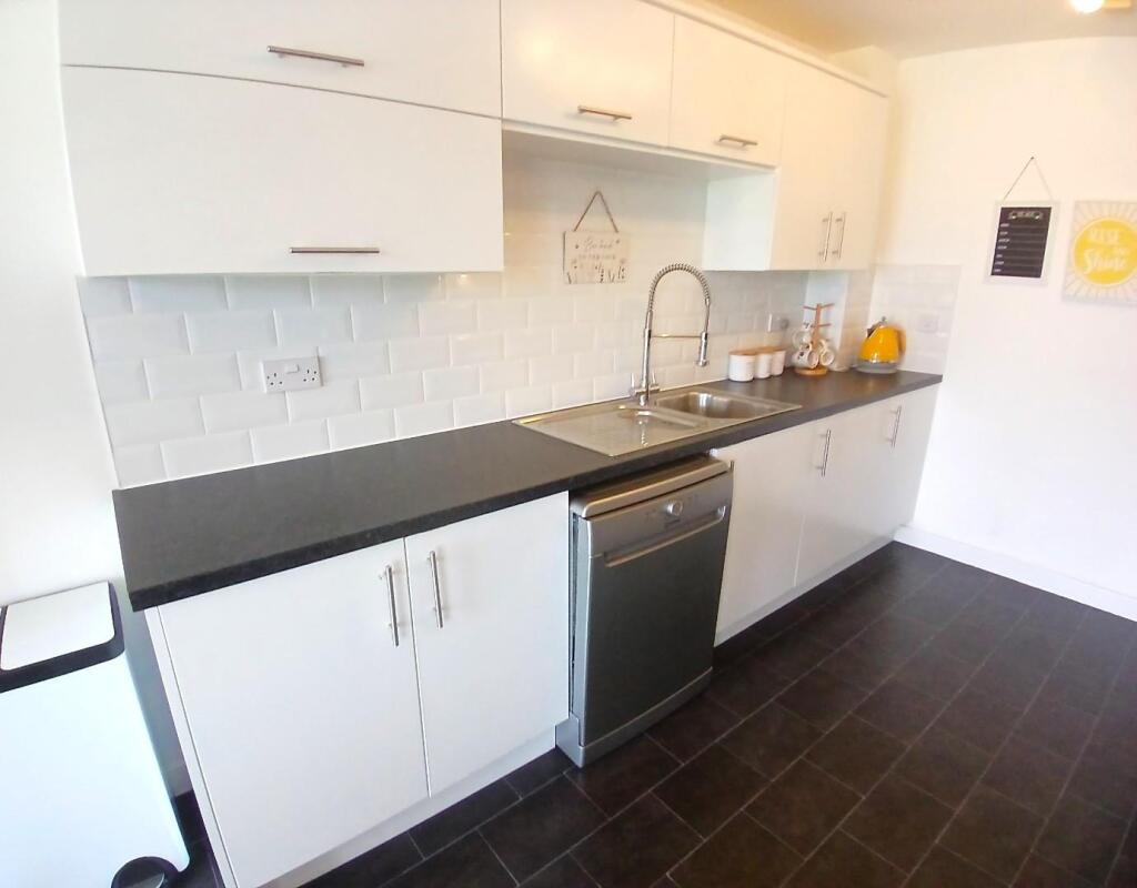 Kitchen 2.jpg