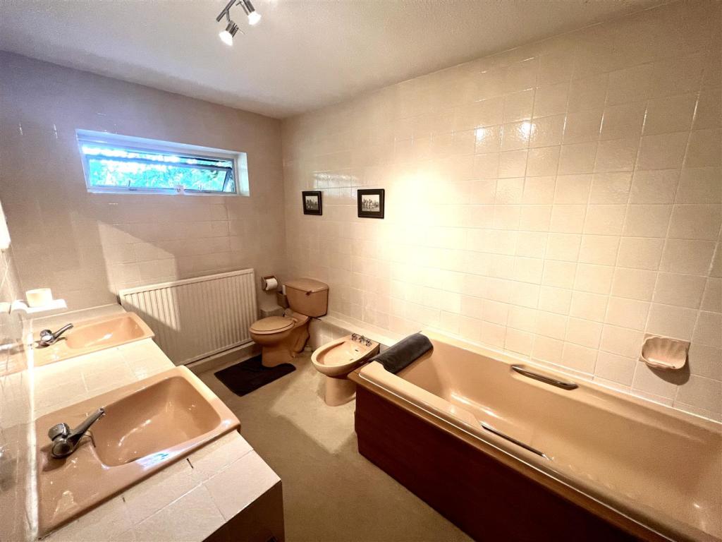 EN-SUITE BATHROOM
