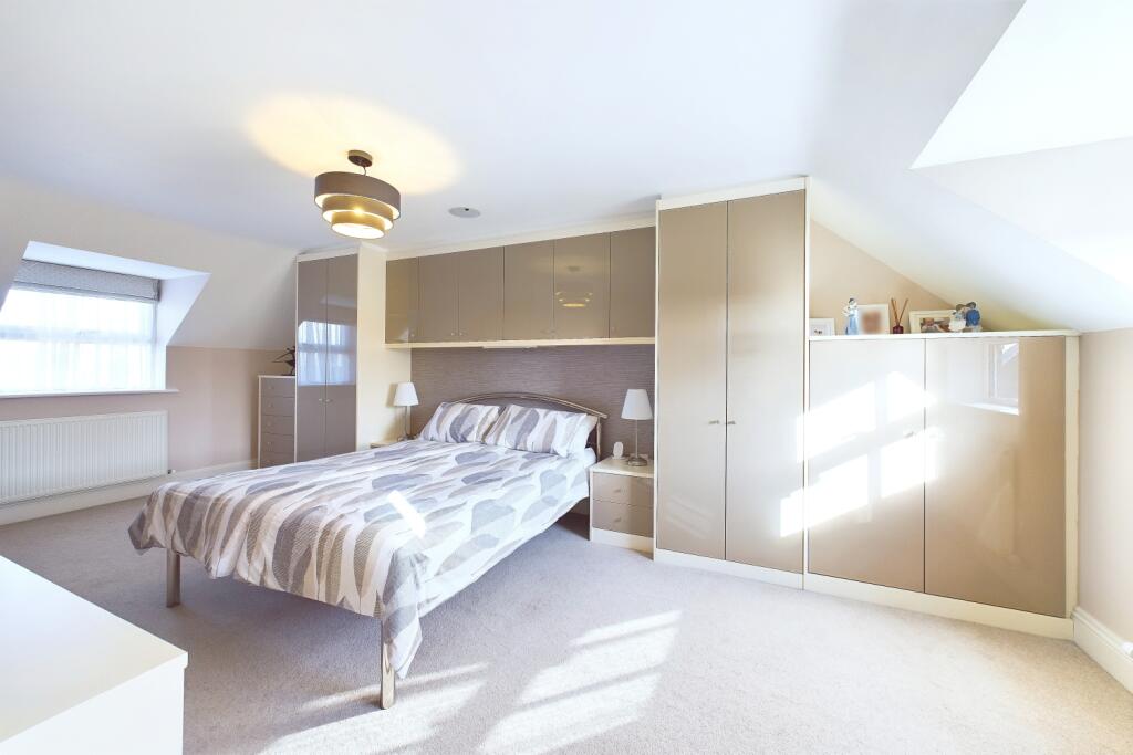 CAM03162G0-PR0214-STILL031