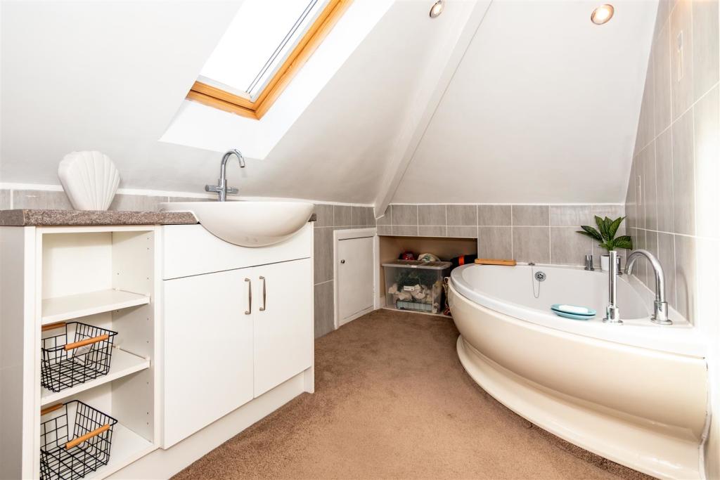 En Suite Bathroom.jpg