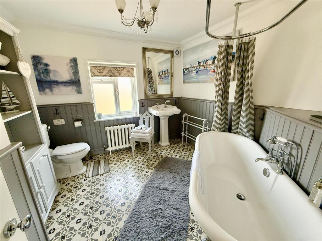 bedroom two en suite bathroom