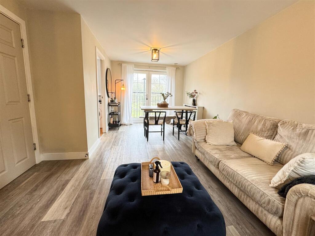 LOUNGE DINING ROOM