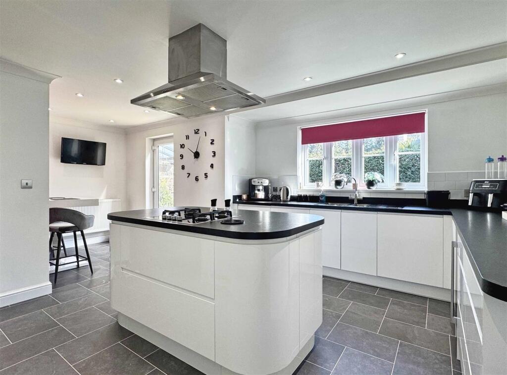 Kitchen b.jpg