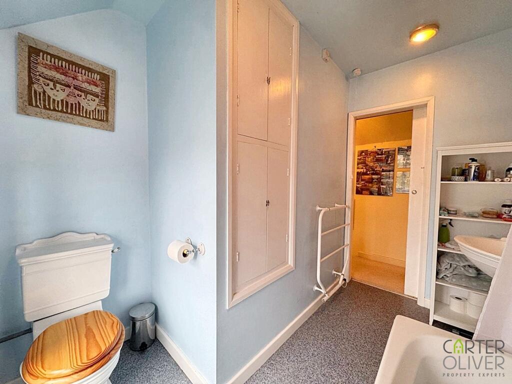 Bathroom (1st Floor)