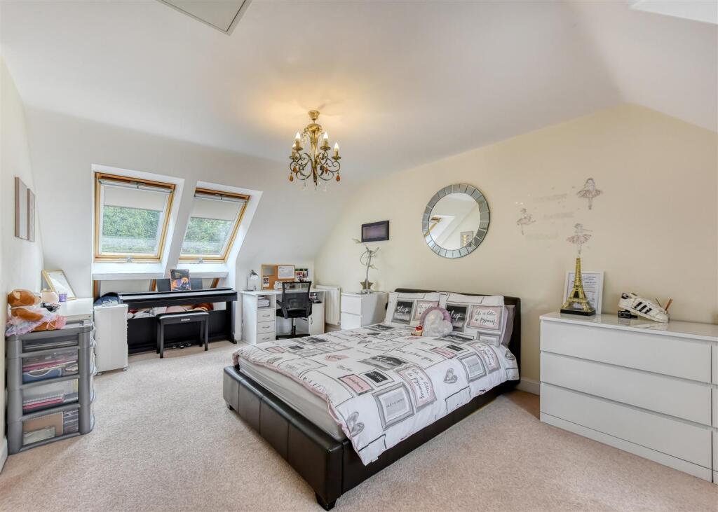 4 Great Hall Grove-bed5b.jpg