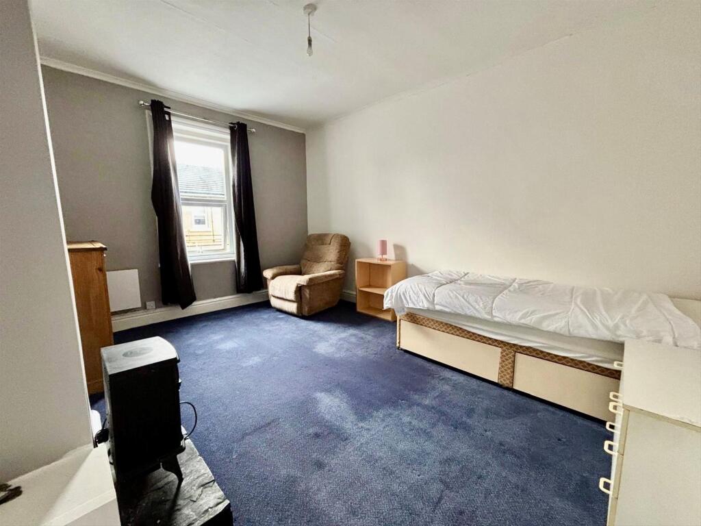 F1 8 Alexandria loun