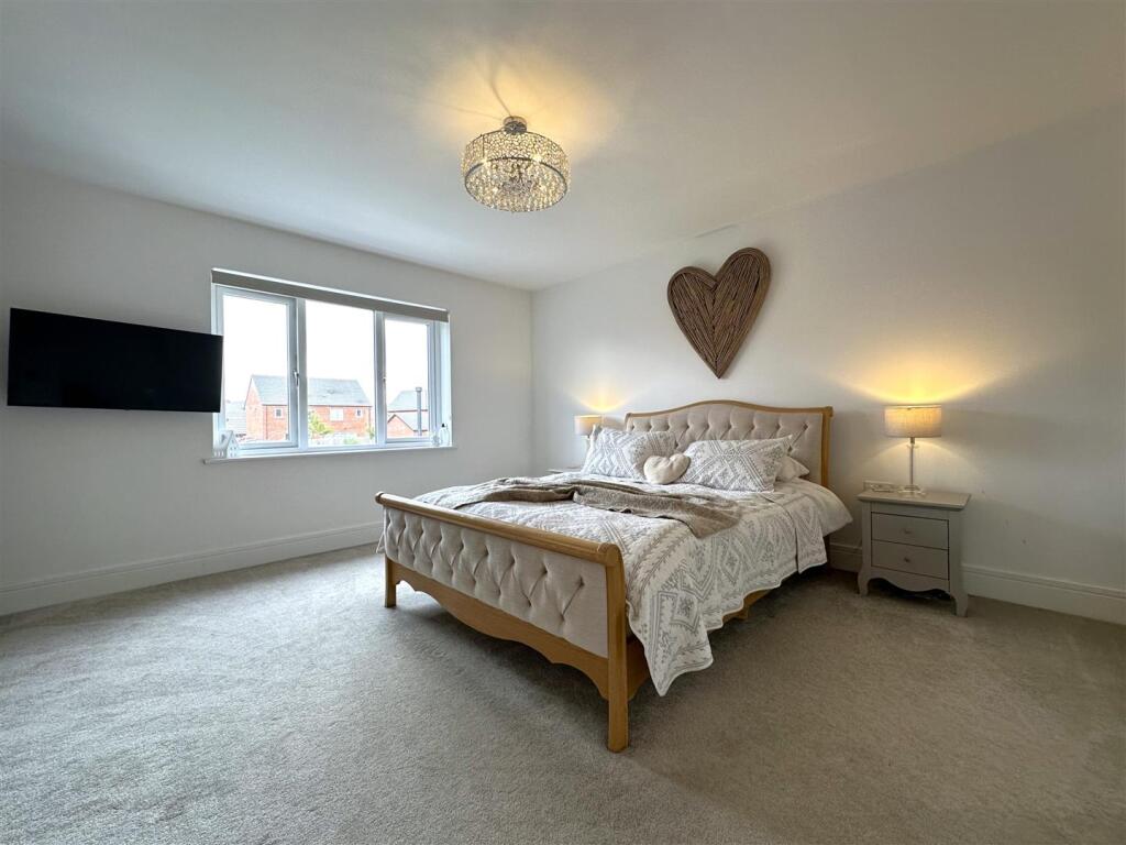 Master Bedroom 527
