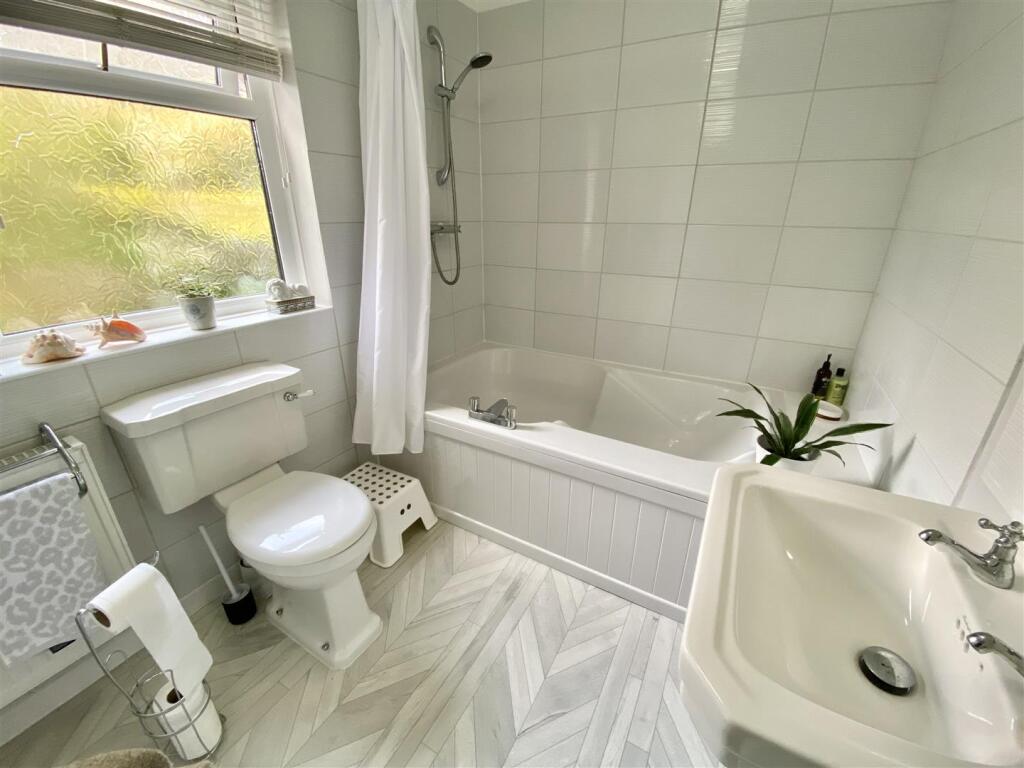 EN-SUITE BATHROOM