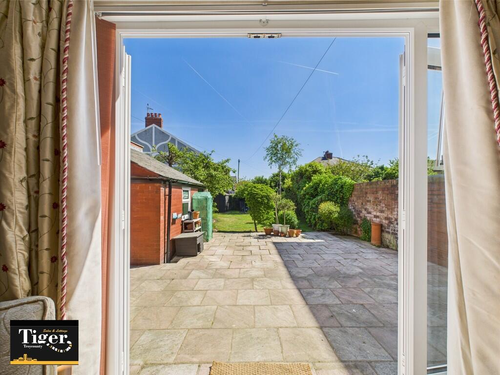 CAM02176G0-PR0579...