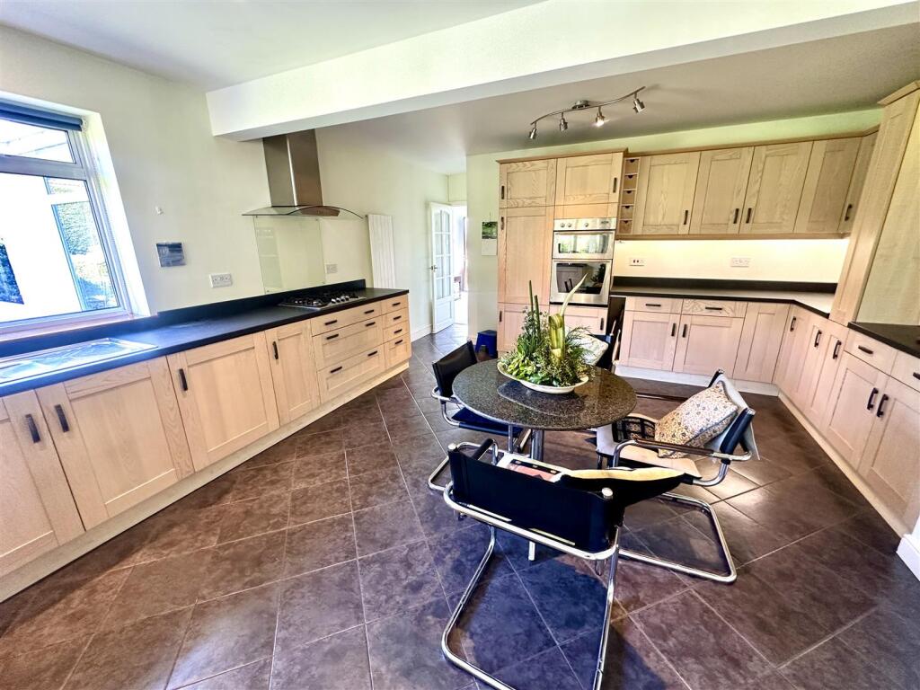 KITCHEN/BREAKFAST ROOM