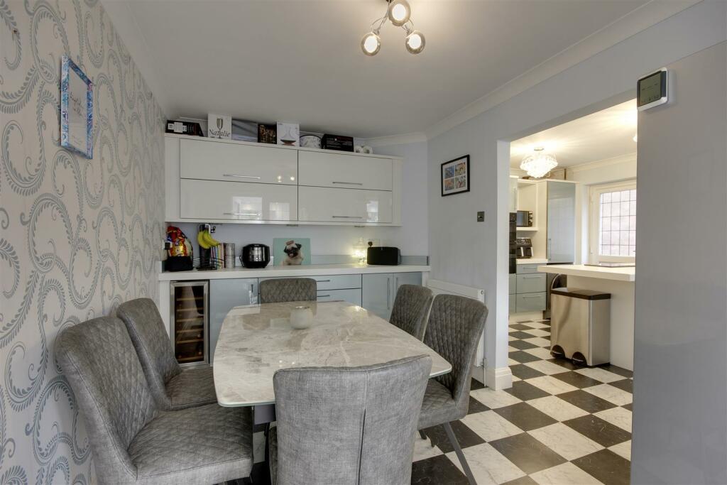 Dining/Breakfast Room