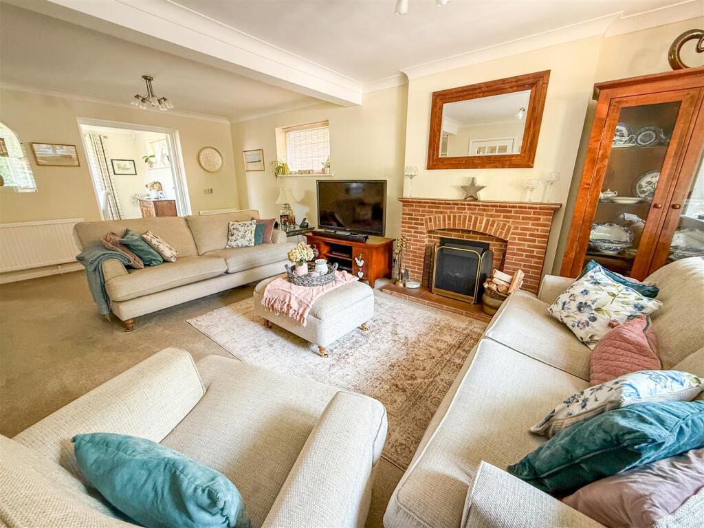 ALTERNATE VIEW OF LOUNGE
