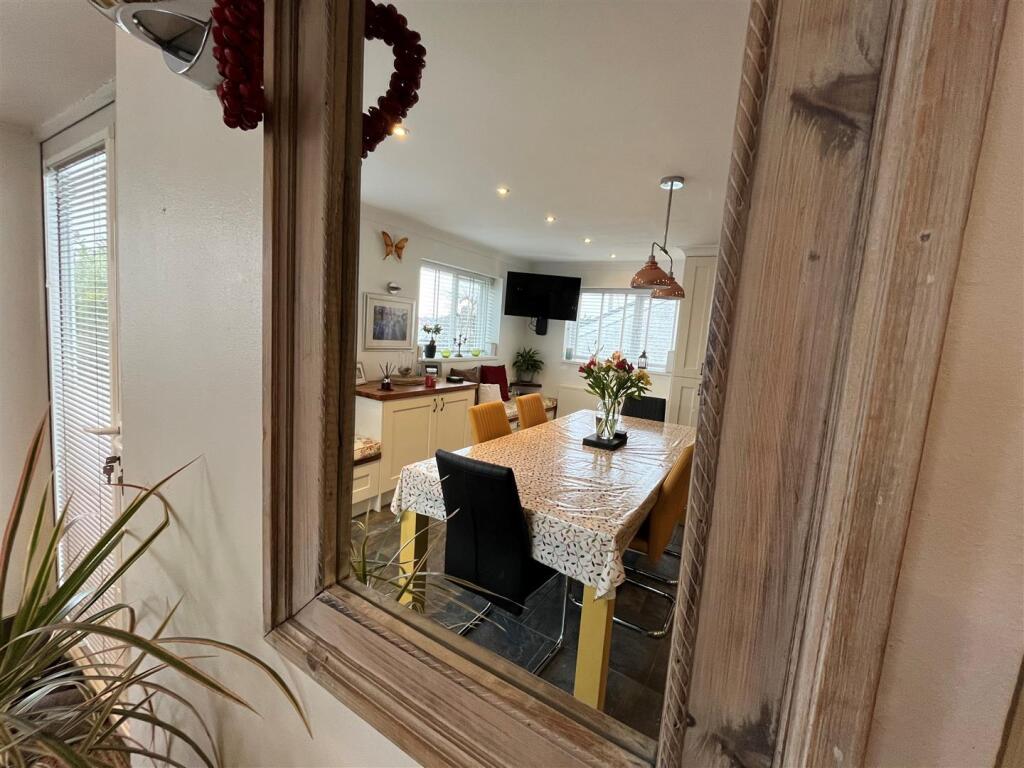 Dining area e.jpg