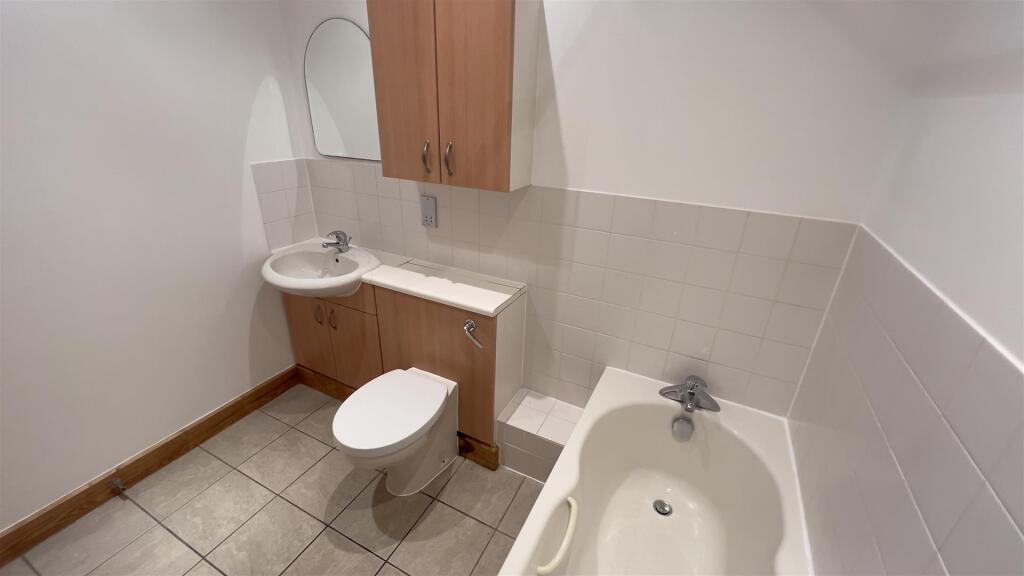 Bathroom 02.jpeg