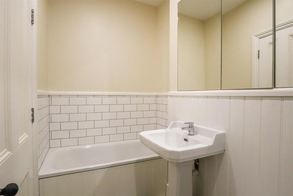 Master En-Suite Bathroom with Shower