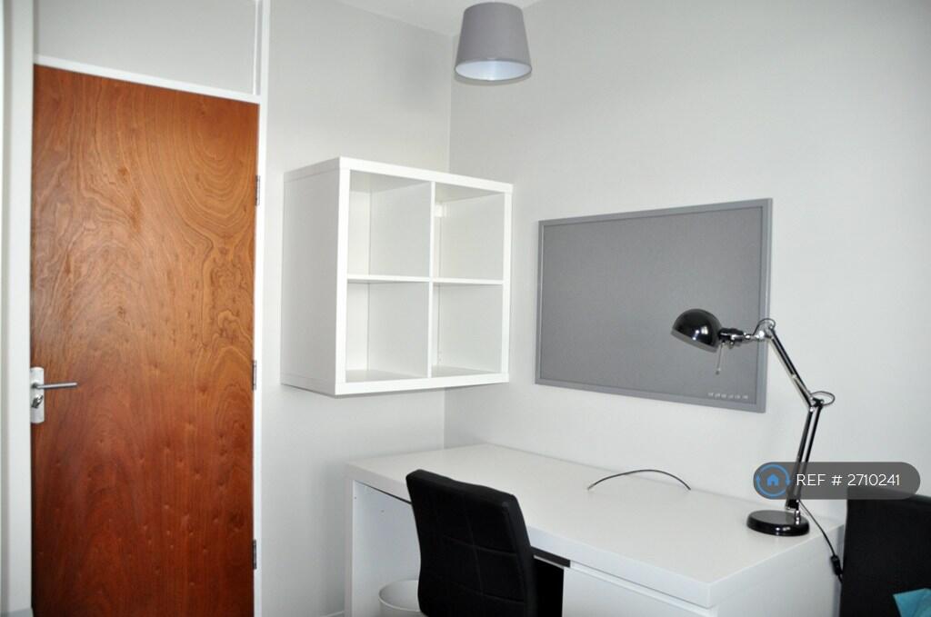 Upstairs Small Bedroom £460pm