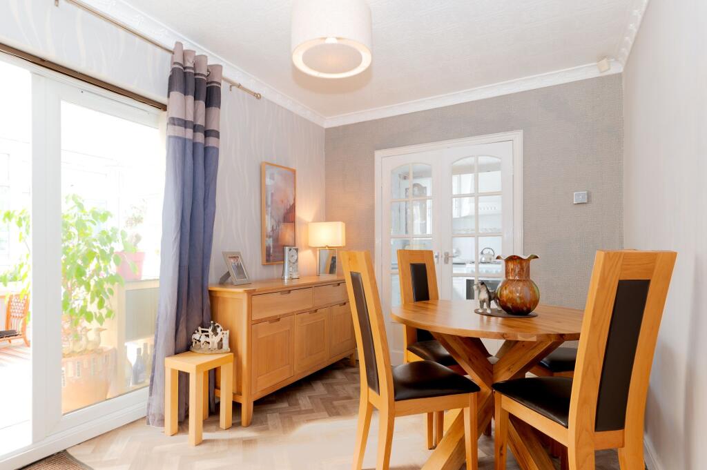 KITCHEN DINER AND LOUNGE