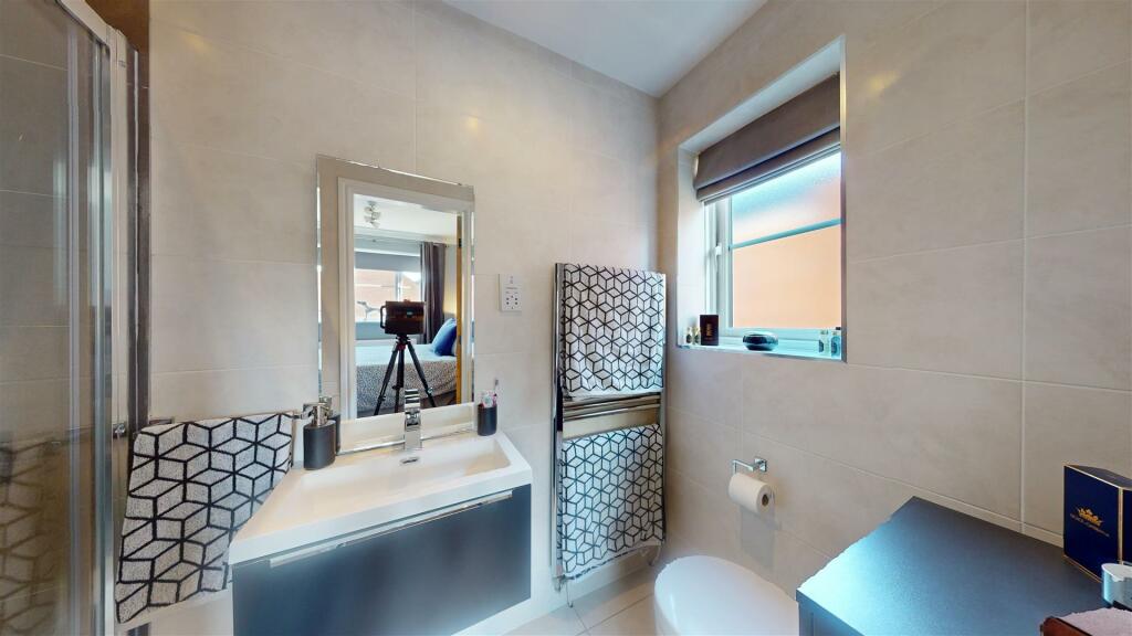 EN SUITE SHOWER ROOM