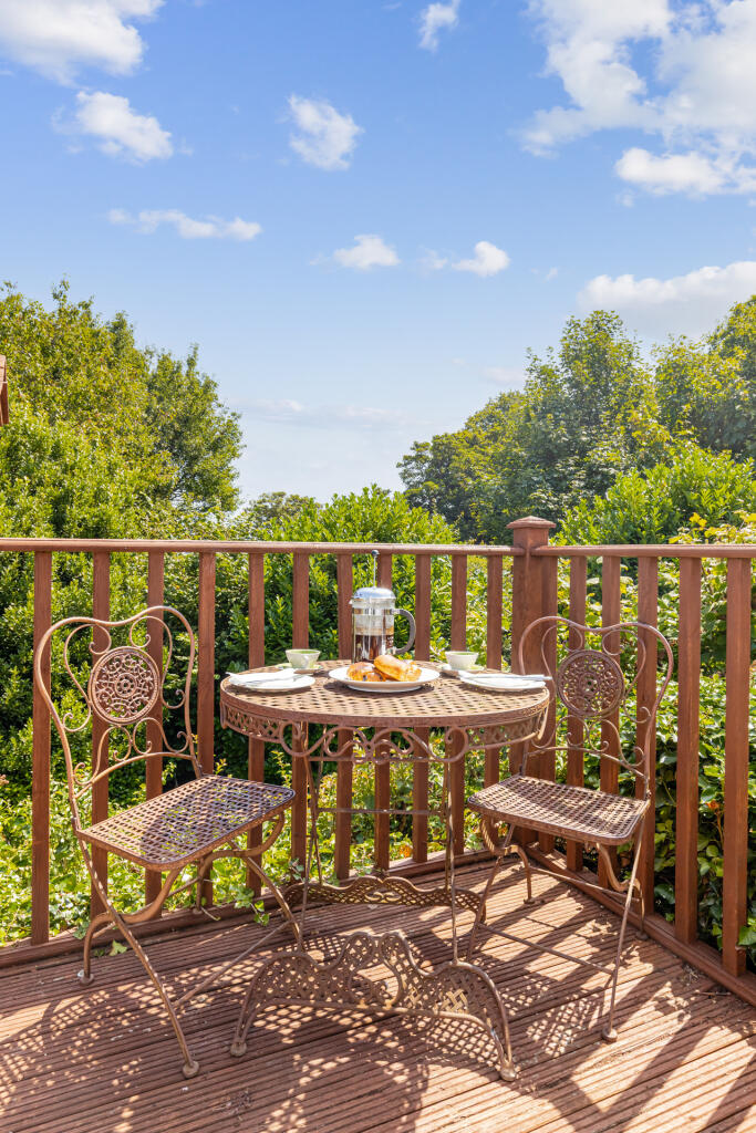 P 13 Table &amp; Chairs Deck 30 Start Bay Park, Strete
