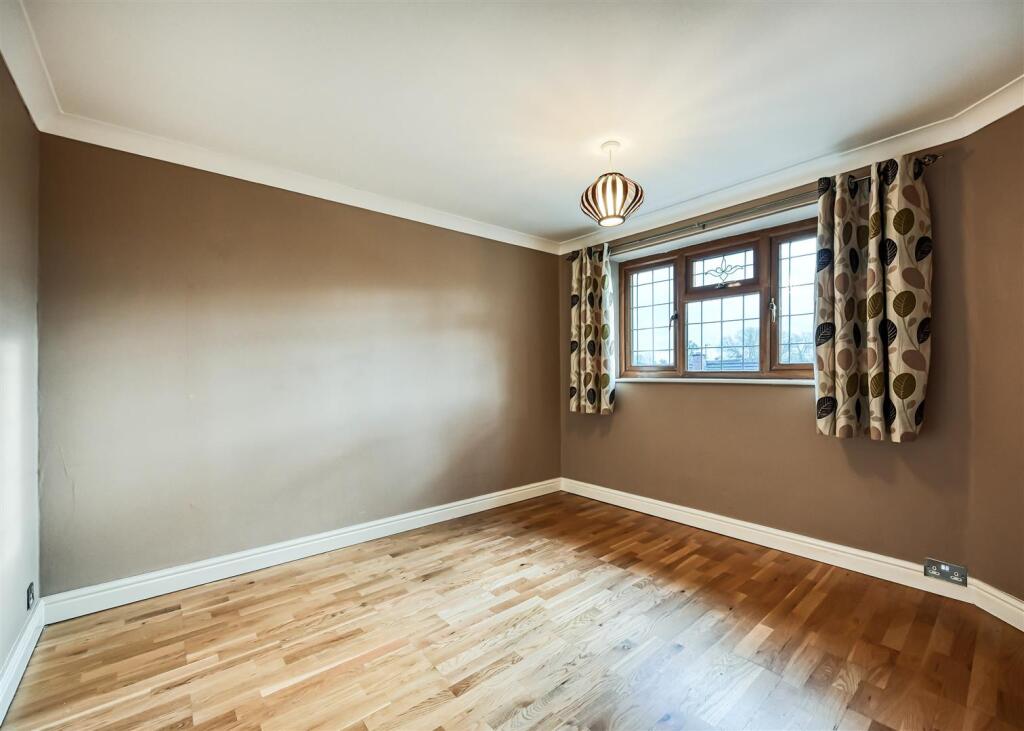 32 Woodland Close-03.jpg