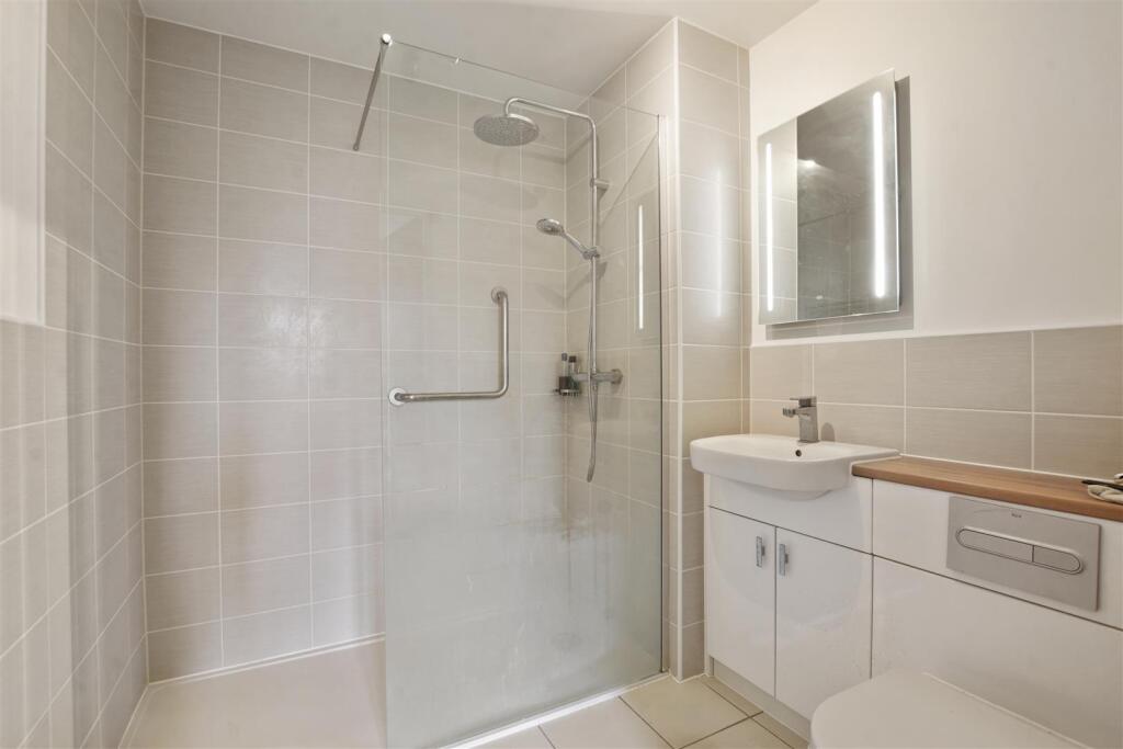 15-1d3fGCMCS - 22 Mountbatten House - Shower -Orig