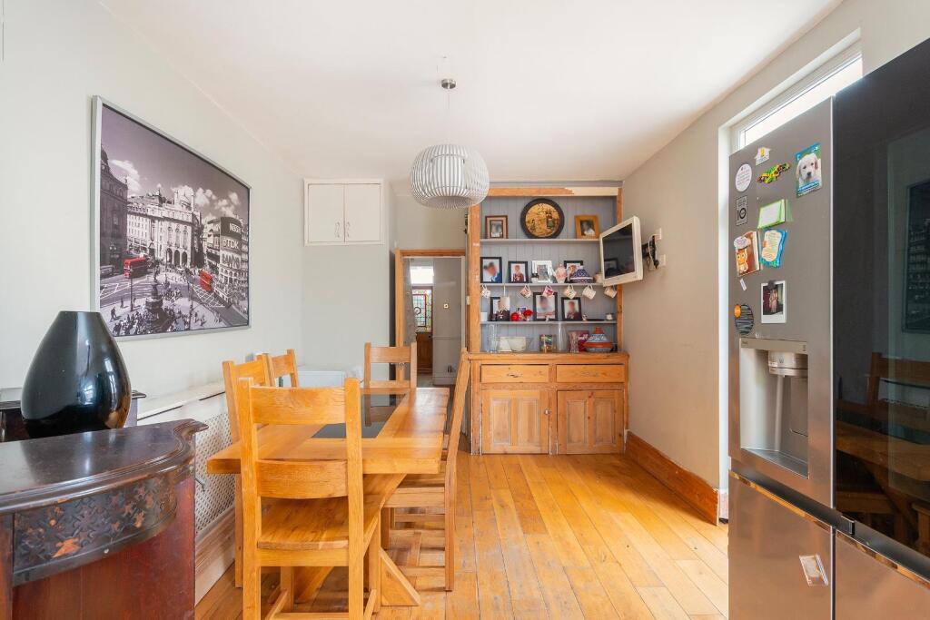 2W4RKE - Kitchen D.jpg