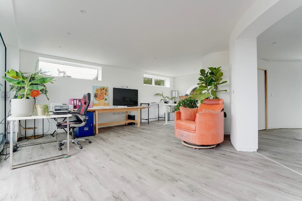 Sitting room (second floor)