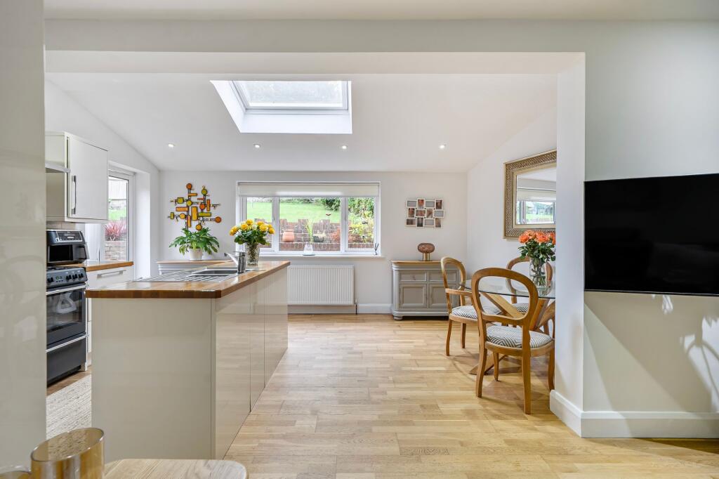 Kitchen/ Dining Room