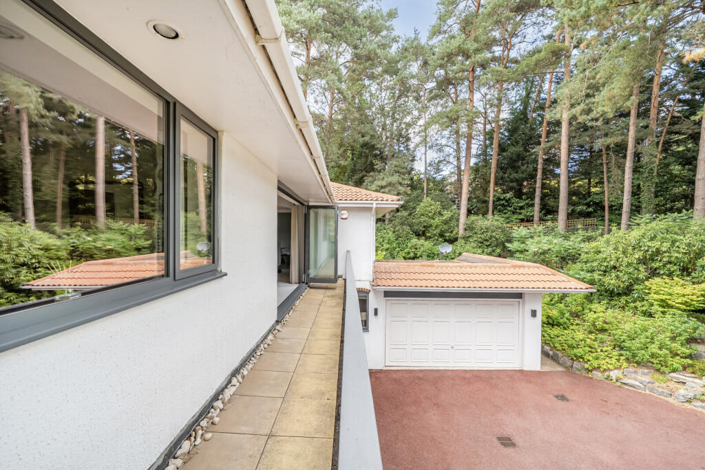 1348601-3-68bf1f0...