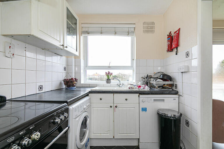 Kitchen. - Paul Court, London Road, Romford RM7 9PR