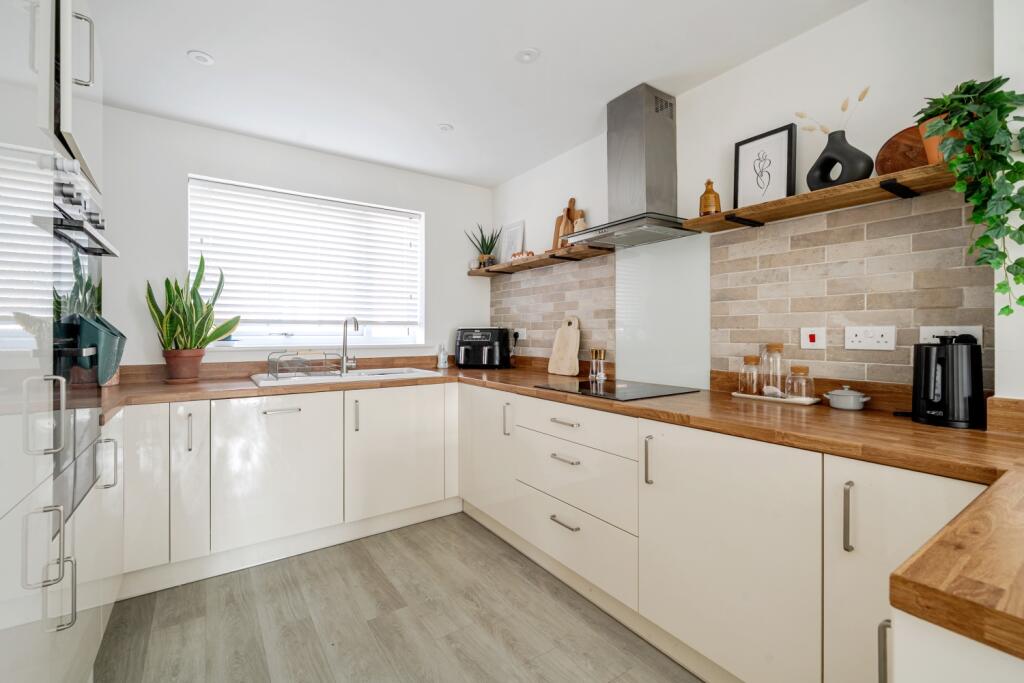 1361370-16-68dd21711d236