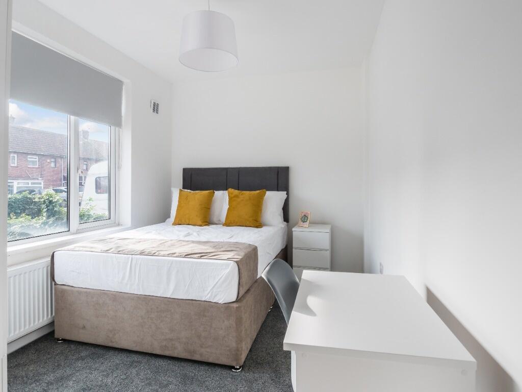 Bright and clean double bedroom featuring a com...