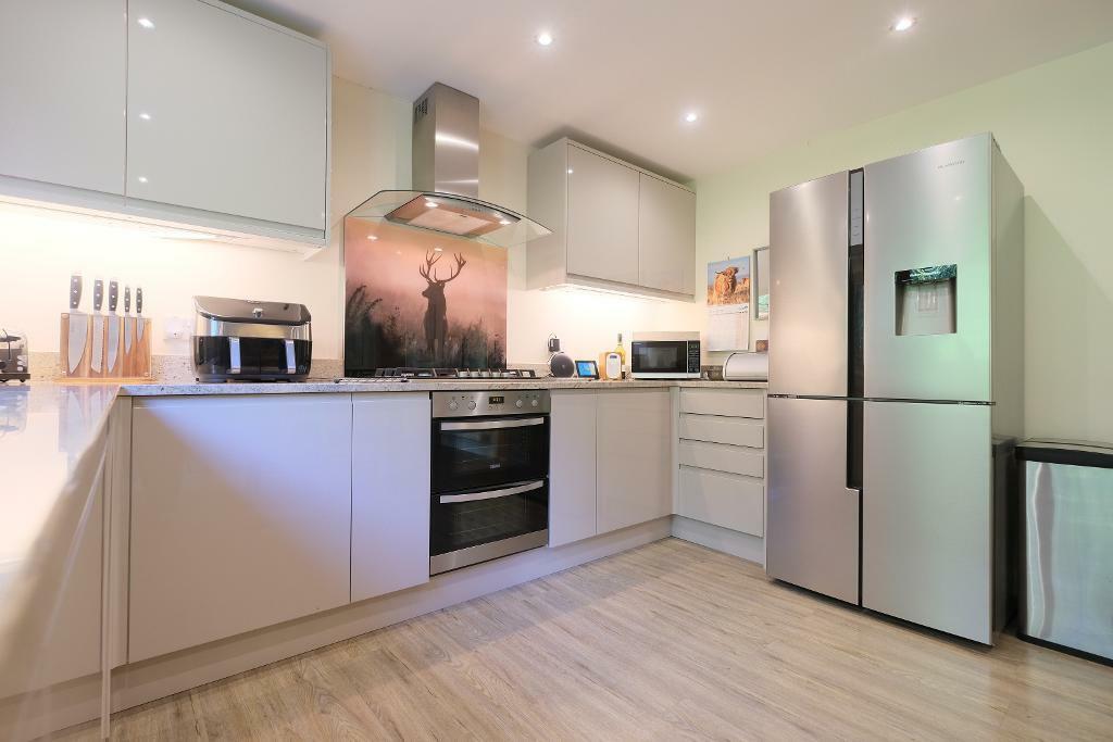 Contemporary handleless kitchen